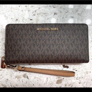 Michael Kors Jet Set Travel Wallet